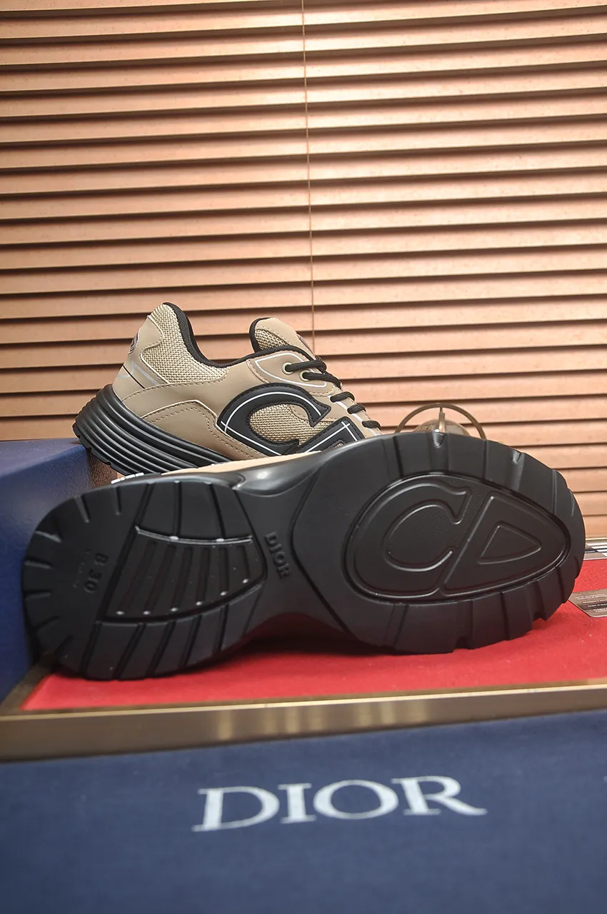 Men's men's shoes 💰: 500💶 (top original order) Brand: Dior (Dior) Standard code: Men's code 38-44 (45 customized) Grade: Same as the official website Material: Top original cowhide spliced ​​together Original wear-resistant and lightweight outsole Style category: Fashionable casual shoes Distinguished luxury brand elements top luxury Color: Actual picture color